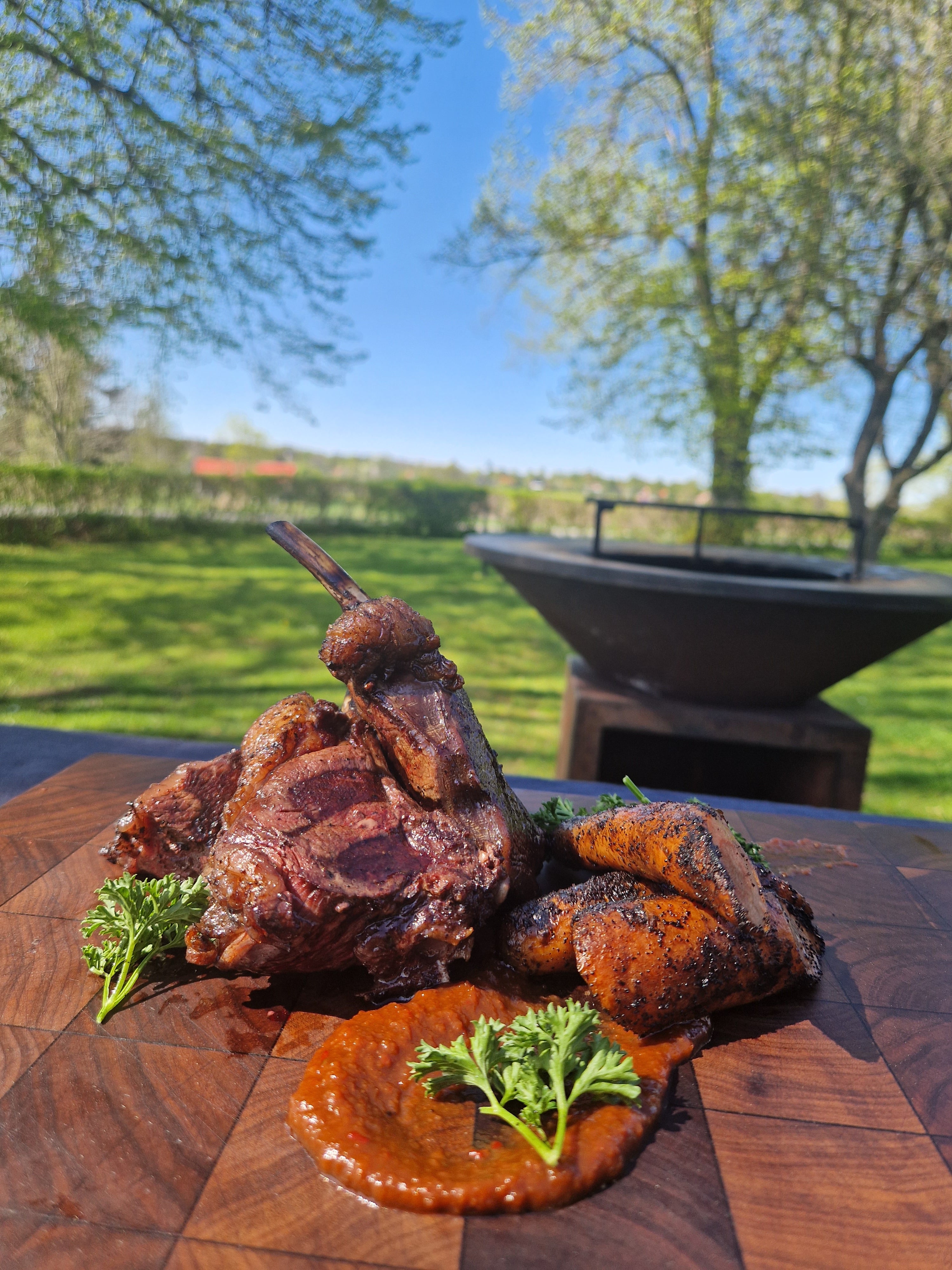 Reindeer racks with BBQ sauce and charred carrots – Swedish Wild