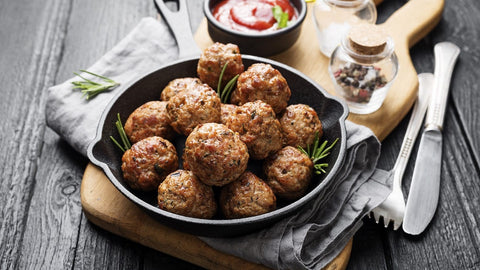 Köttbullar av ren på tallrik 